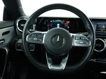 MERCEDES-BENZ CLA 250 AMG LED Sound Navi Sitzhzg Kam…