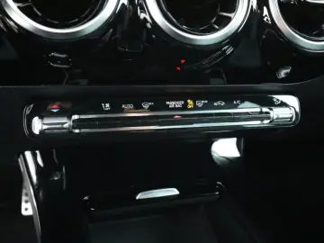 MERCEDES-BENZ CLA 250 AMG LED Sound Navi Sitzhzg Kam…
