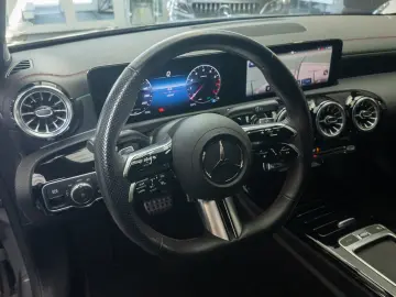 MERCEDES-BENZ CLA 200 AMG Prem 19 Night LED Kam Keyl…