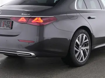 MERCEDES-BENZ E 300 e 4M Avantg-Adv Fahrassi Pano Su…