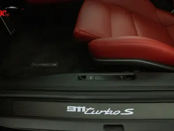 PORSCHE 992 Turbo S Coupé Bi-Color Schwarz-Bordeauxrot