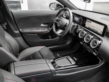 MERCEDES-BENZ CLA 180 Cp AMG-Sport Pano MBeam Distr 360 Keyl