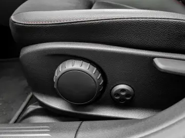 MERCEDES-BENZ CLA 180 Cp AMG-Sport Pano MBeam Distr 360 Keyl