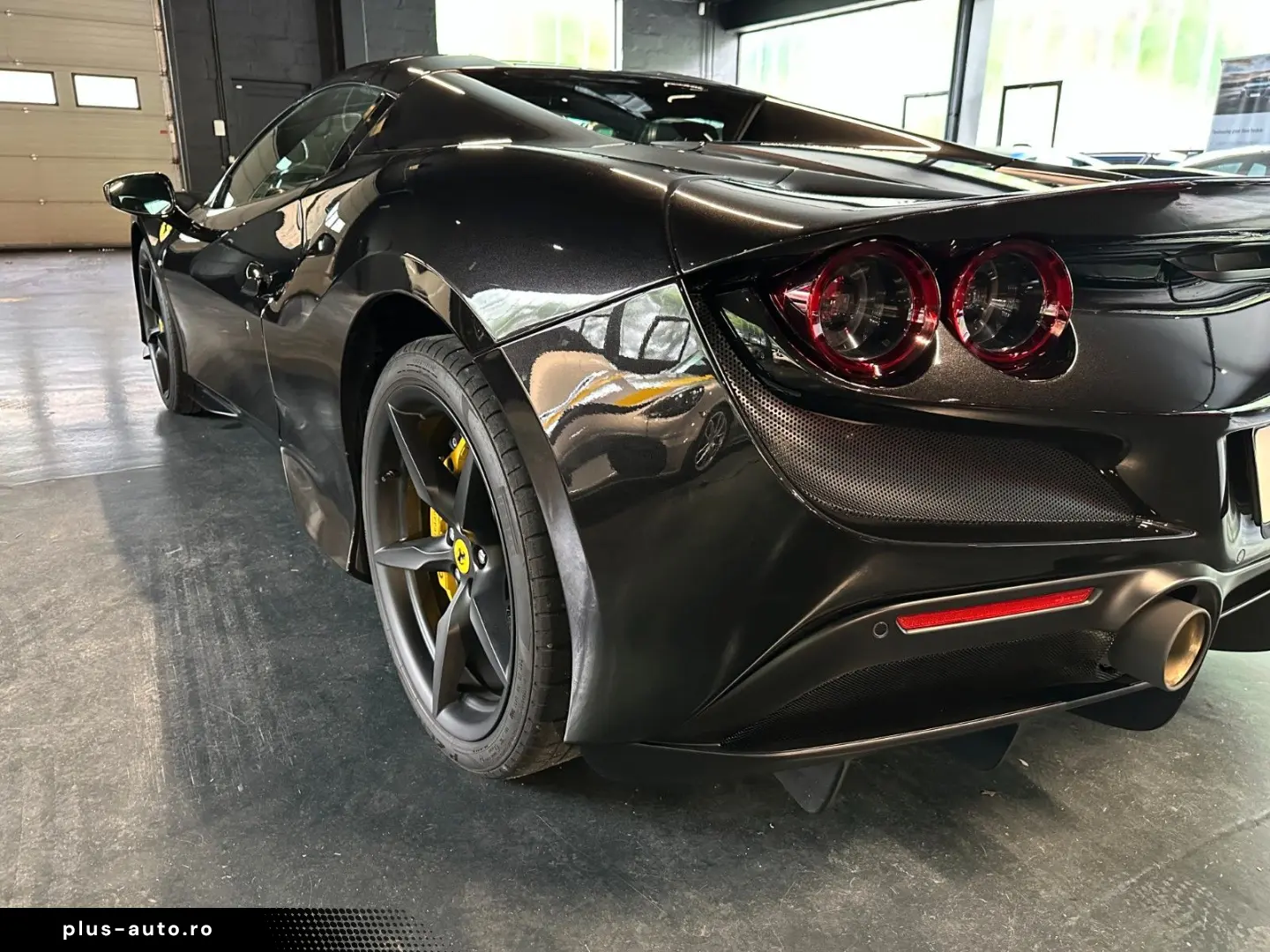 FERRARI F8 Spider Lift Passenger Display HiFi Carbon