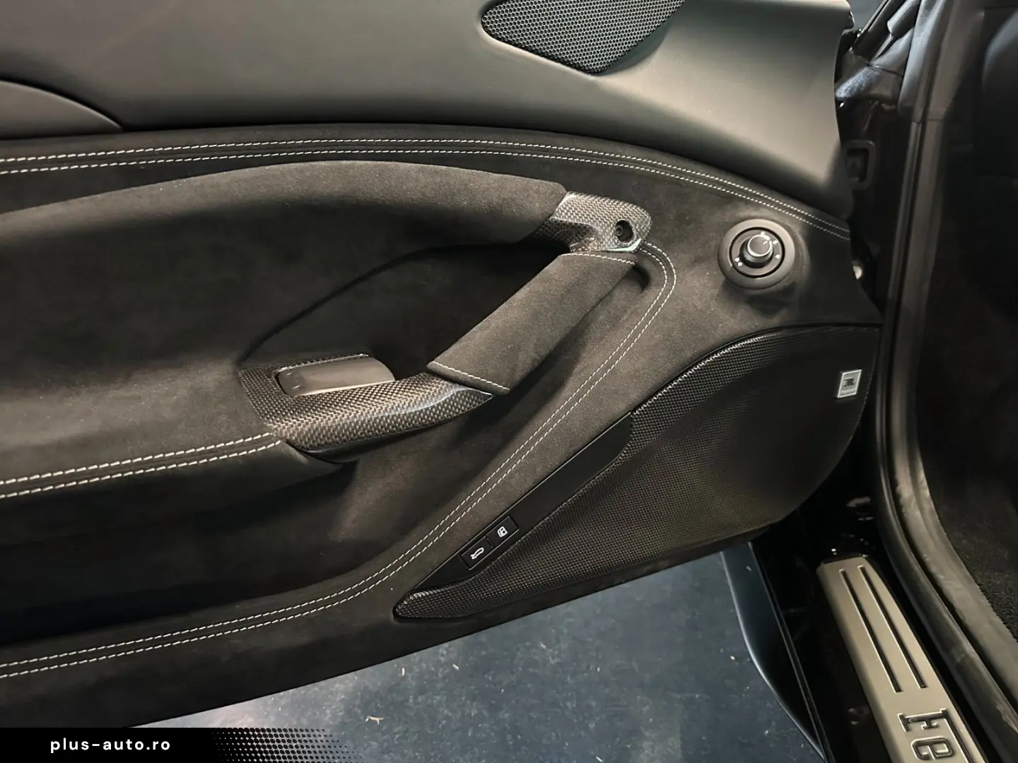 FERRARI F8 Spider Lift Passenger Display HiFi Carbon
