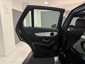 MERCEDES-BENZ GLC 300 de 4M AMG-LINE PANO DISTR KAM …