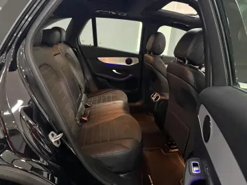 MERCEDES-BENZ GLC 300 de 4M AMG-LINE PANO DISTR KAM …