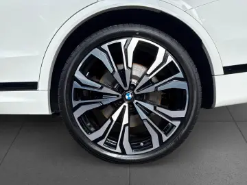 BMW X7 M60i xDrive M SPORT PRO SkyL StHzg AHK Alu23