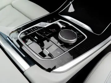 BMW X5 50e M SPORT.LUFTF.PANO.DR.ASS.LHZ.H K.360.AHK