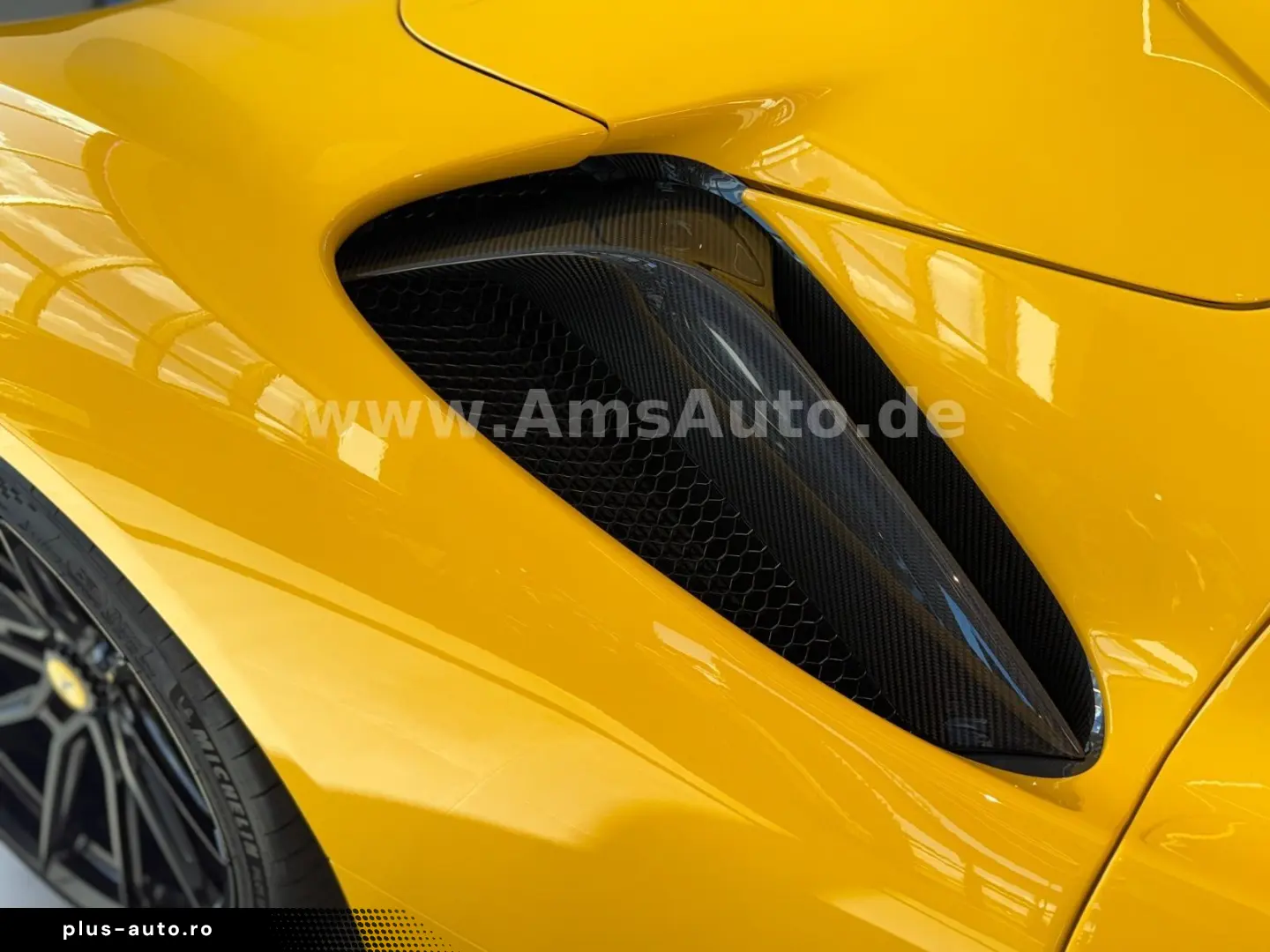 FERRARI SF90 Spider Novitec Carbon Lift