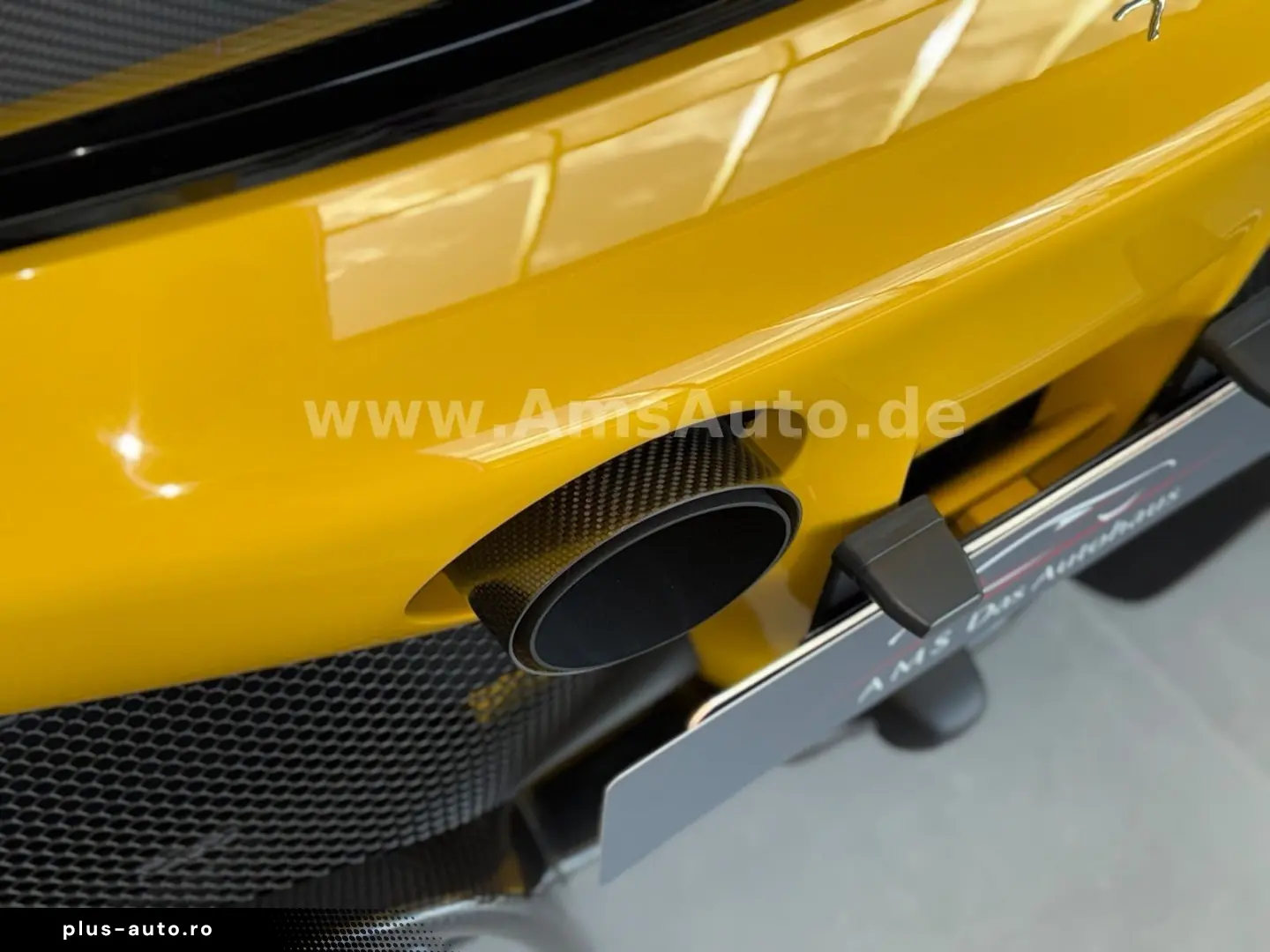 FERRARI SF90 Spider Novitec Carbon Lift