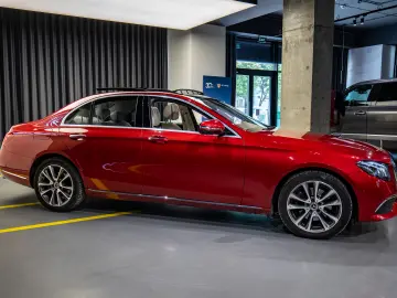 Mercedes-Benz E220d 4Matic Pano Burmester SoftClose Airmatic