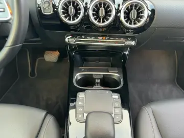 MERCEDES-BENZ A 250 e Limousine LED Carplay Kamera Ambien