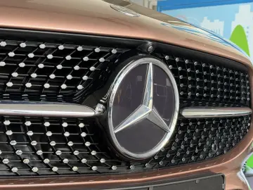 MERCEDES-BENZ CLA 250e 8G 3x AMG PANO 360 HEAD UP LE…