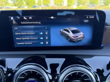 MERCEDES-BENZ CLA 180 AMG Line Aut. Navi Leder Led Panorama