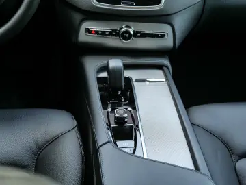 VOLVO XC90 Core Recharge Plug-In Hybrid AWD 7-Sitzer S