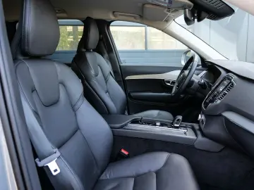 VOLVO XC90 Core Recharge Plug-In Hybrid AWD 7-Sitzer S