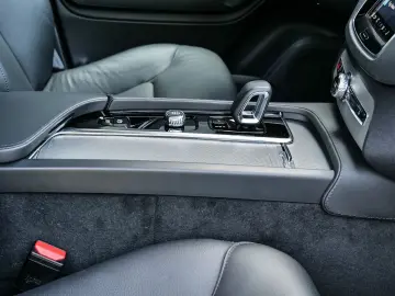 VOLVO XC90 Core Recharge Plug-In Hybrid AWD 7-Sitzer S