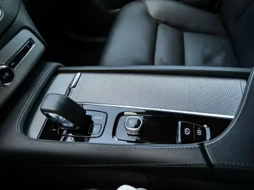 VOLVO XC90 Core Recharge Plug-In Hybrid AWD 7-Sitzer S