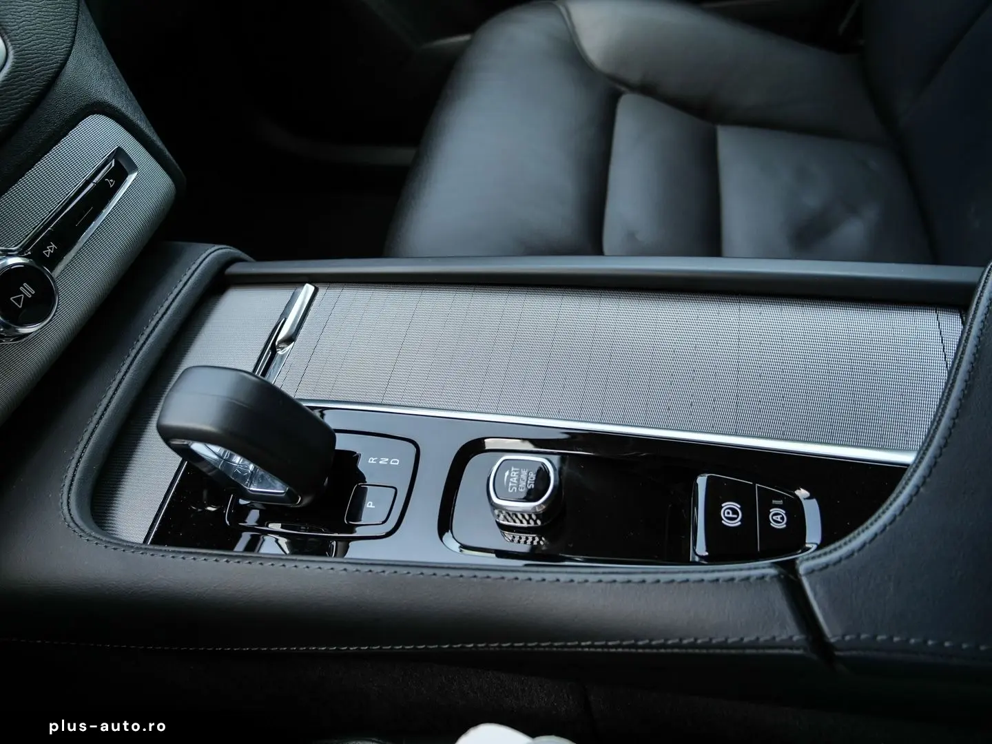 VOLVO XC90 Core Recharge Plug-In Hybrid AWD 7-Sitzer S