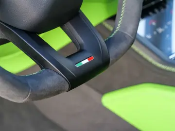 LAMBORGHINI Urus SE Verde Selvans  Big Interior Carbon Pack