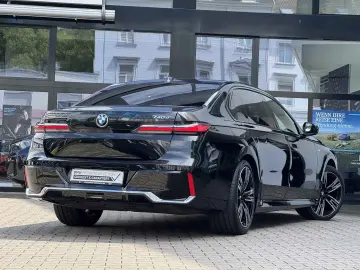 BMW 740d xDrive M Sport SkyPano DA PA Prof B&W AHK