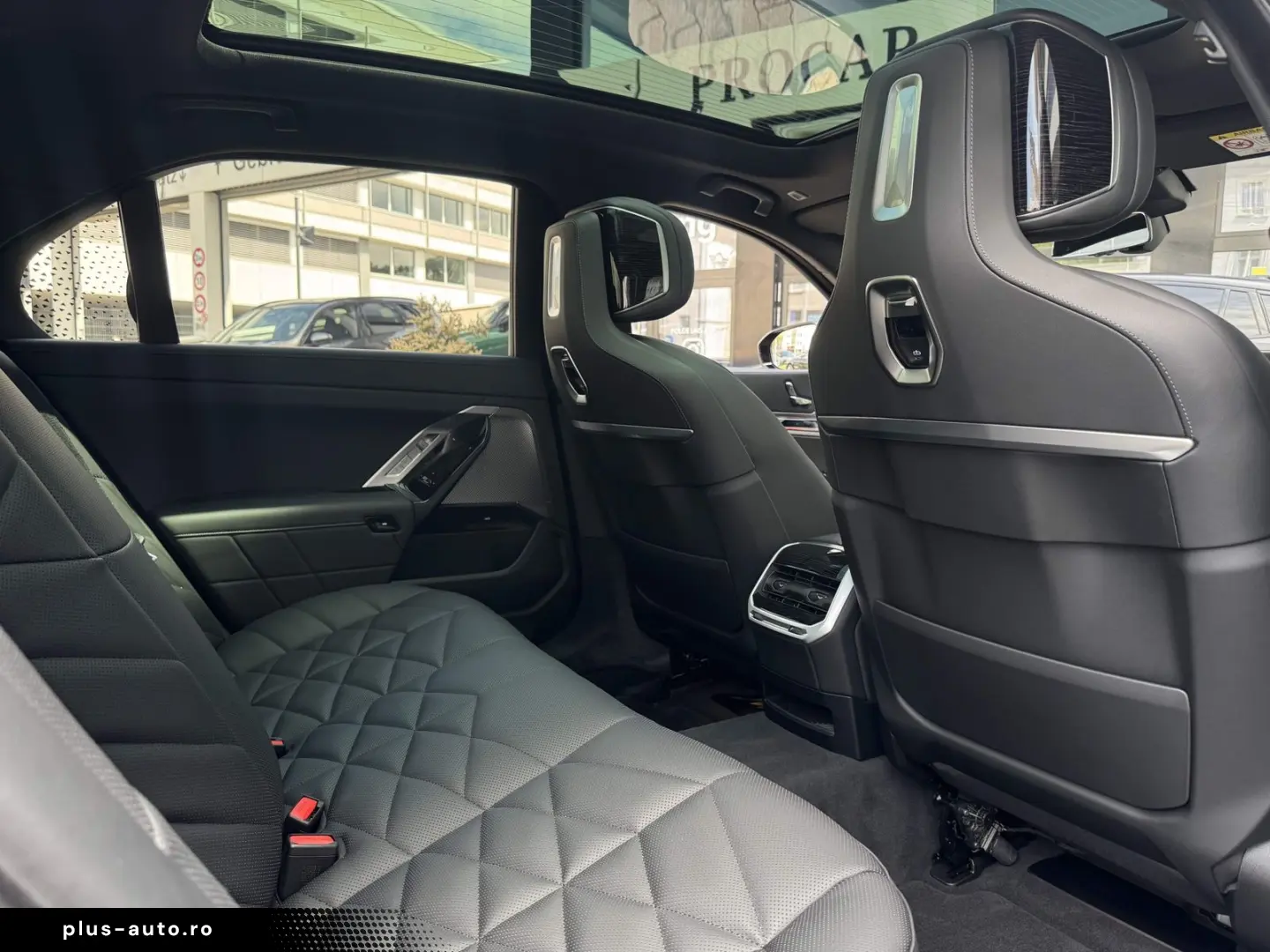 BMW 740d xDrive M Sport SkyPano DA PA Prof B&W AHK