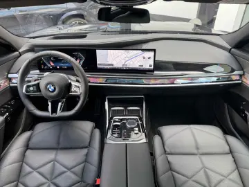BMW 740d xDrive M Sport SkyPano DA PA Prof B&W AHK