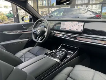 BMW 740d xDrive M Sport SkyPano DA PA Prof B&W AHK