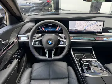 BMW 740d xDrive M Sport SkyPano DA PA Prof B&W AHK