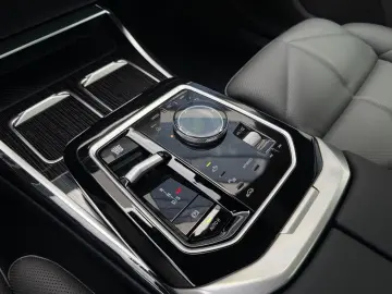 BMW 740d xDrive M Sport SkyPano DA PA Prof B&W AHK