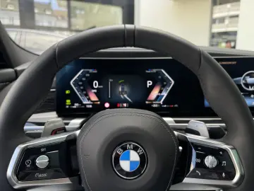 BMW 740d xDrive M Sport SkyPano DA PA Prof B&W AHK
