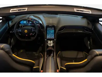FERRARI Roma Spider PDC SHZ LEDER KAMERA NAVI ACC 360