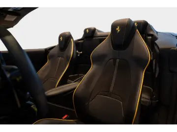 FERRARI Roma Spider PDC SHZ LEDER KAMERA NAVI ACC 360