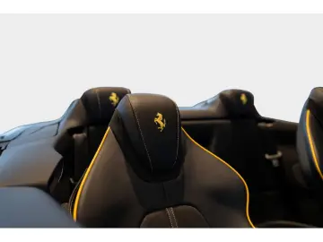 FERRARI Roma Spider PDC SHZ LEDER KAMERA NAVI ACC 360