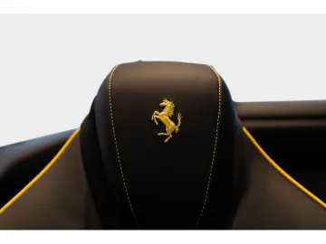 FERRARI Roma Spider PDC SHZ LEDER KAMERA NAVI ACC 360