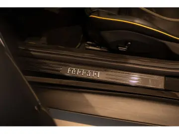FERRARI Roma Spider PDC SHZ LEDER KAMERA NAVI ACC 360