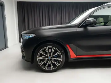 BMW X7 M50i - Individual Bowers & Wilkins