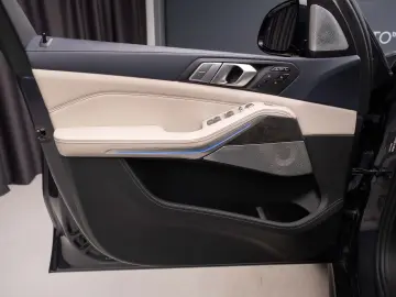BMW X7 M50i - Individual Bowers & Wilkins