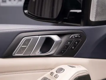 BMW X7 M50i - Individual Bowers & Wilkins