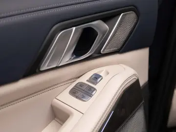 BMW X7 M50i - Individual Bowers & Wilkins