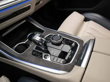 BMW X7 M50i - Individual Bowers & Wilkins