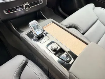 VOLVO XC90 T8 AWD Ultra Dark Recharge PANO 7.SITZE