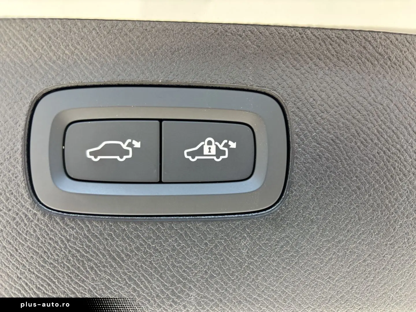 VOLVO XC90 Recharge T8 Plus Dark AWD Plug-In Hybrid 7-