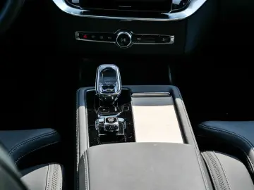 VOLVO XC90 FACELIFT Ultra Dark Recharge Plug-In Hybrid