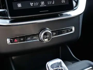 VOLVO XC90 FACELIFT Ultra Dark Recharge Plug-In Hybrid