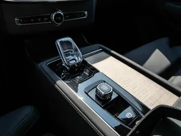 VOLVO XC90 FACELIFT Ultra Dark Recharge Plug-In Hybrid