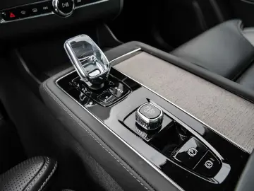 VOLVO XC90 FACELIFT Ultra Bright Recharge Plug-In Hybr