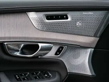 VOLVO XC90 FACELIFT Ultra Bright Recharge Plug-In Hybr