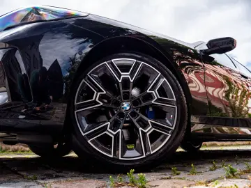 BMW 520d M-SPORTPRO PANO HEADUP KAMRA GLOW H&K